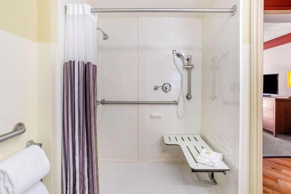 La Quinta Inn & Suites by Wyndham Raleigh Crabtree image 10