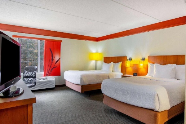La Quinta Inn & Suites by Wyndham Raleigh Crabtree image 11