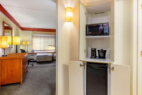 La Quinta Inn & Suites by Wyndham Raleigh Crabtree image 15