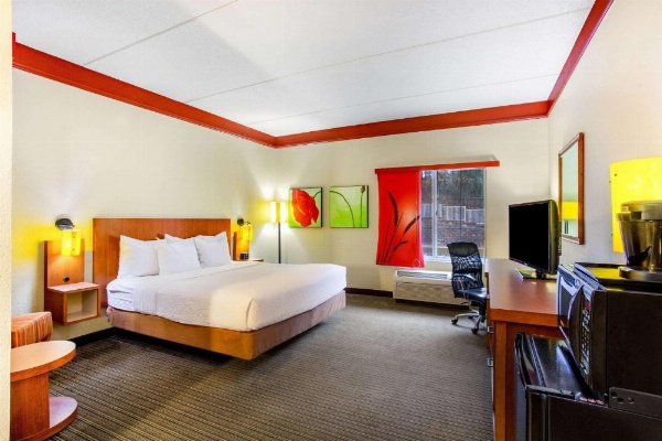 La Quinta Inn & Suites by Wyndham Raleigh Crabtree image 16
