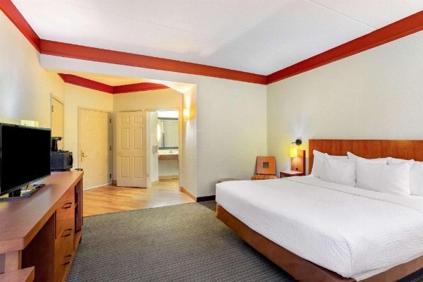 La Quinta Inn & Suites by Wyndham Raleigh Crabtree image 17