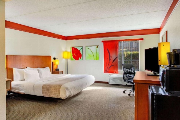 La Quinta Inn & Suites by Wyndham Raleigh Crabtree image 18