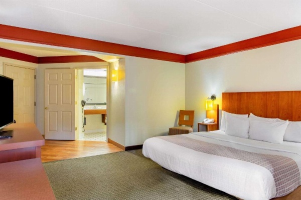La Quinta Inn & Suites by Wyndham Raleigh Crabtree image 19