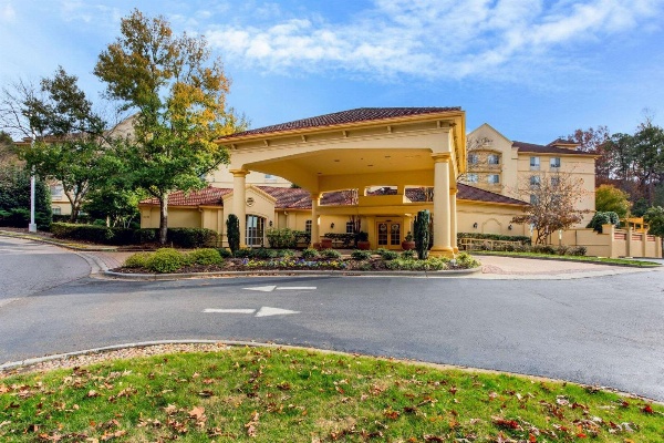 La Quinta Inn & Suites by Wyndham Raleigh Crabtree image 2