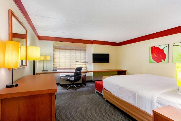 La Quinta Inn & Suites by Wyndham Raleigh Crabtree image 22