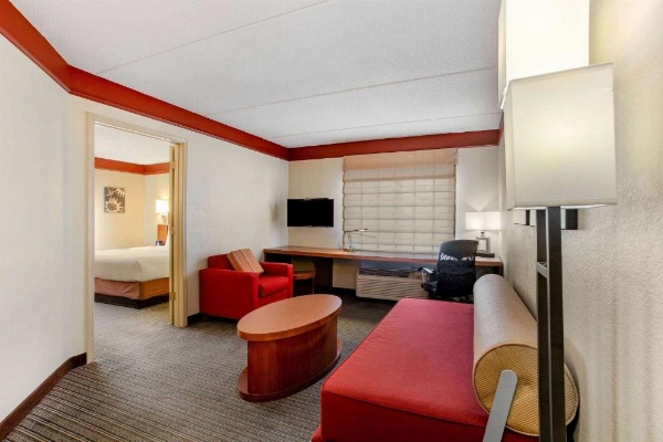 La Quinta Inn & Suites by Wyndham Raleigh Crabtree image 24