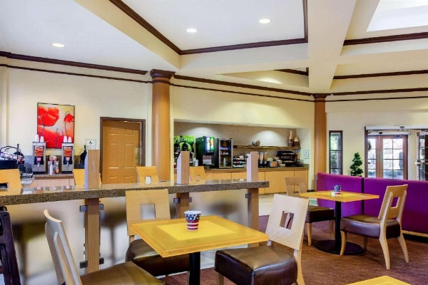 La Quinta Inn & Suites by Wyndham Raleigh Crabtree image 27