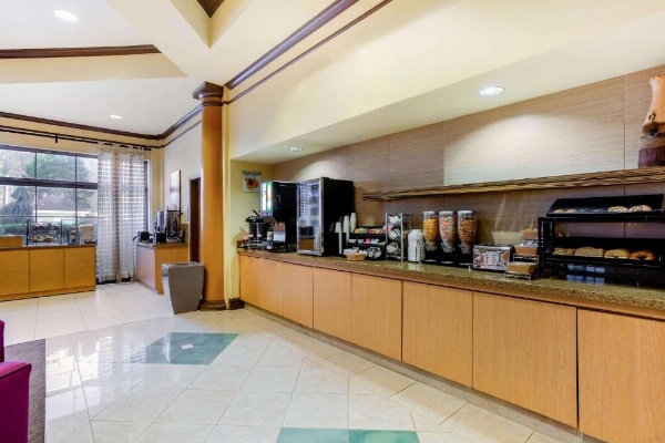 La Quinta Inn & Suites by Wyndham Raleigh Crabtree image 28