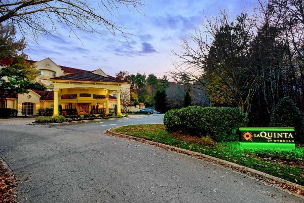 La Quinta Inn & Suites by Wyndham Raleigh Crabtree image 3