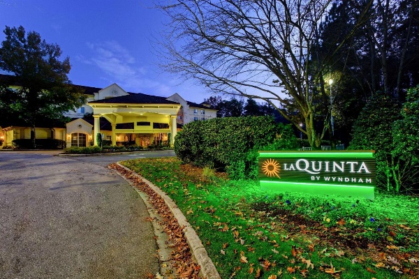 La Quinta Inn & Suites by Wyndham Raleigh Crabtree image 4