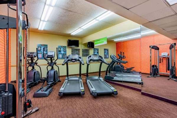 La Quinta Inn & Suites by Wyndham Raleigh Crabtree image 8